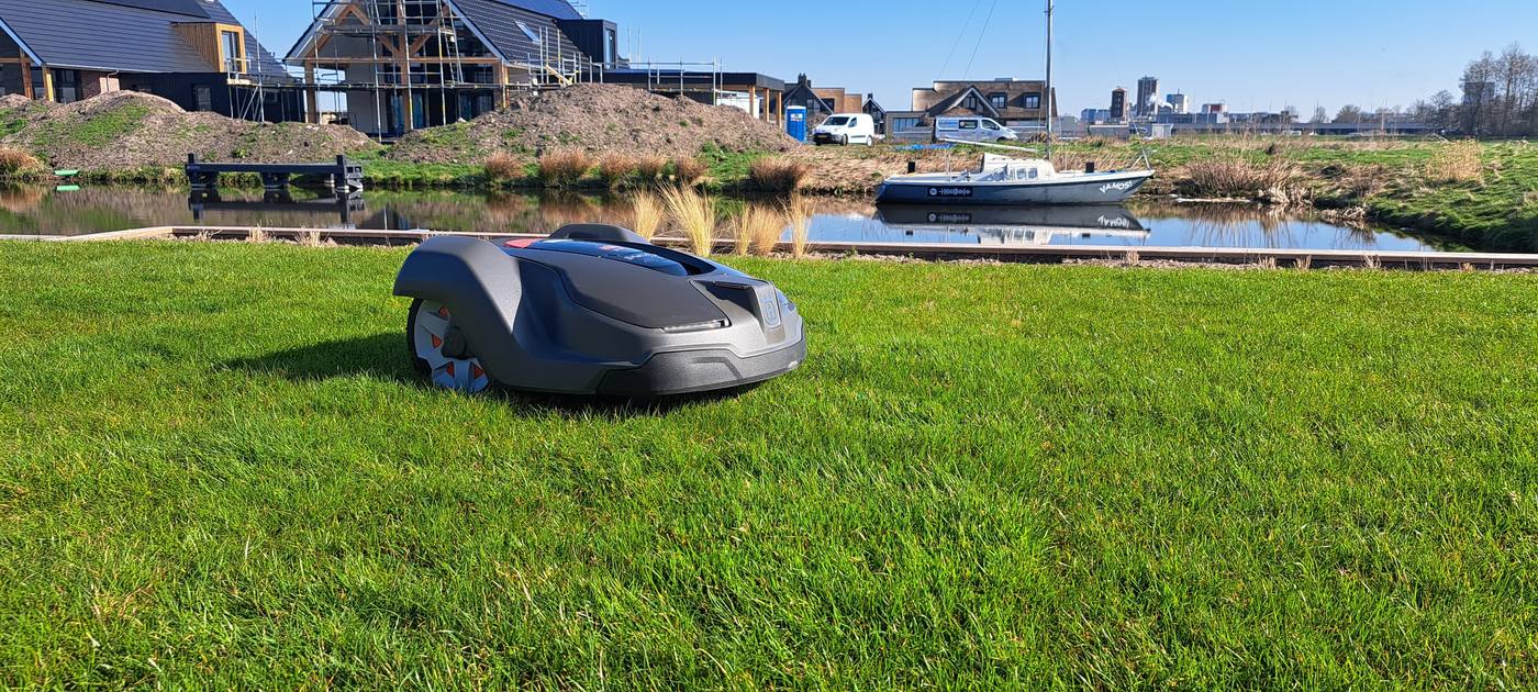Robotmaaier op gazon