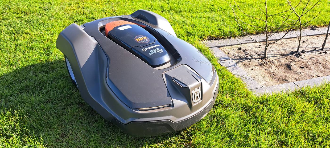Robotmaaier op gras